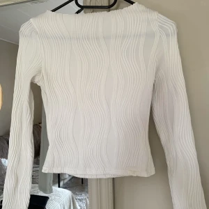 Topp - En jättefin tröja/topp med fina strukturer på. Det är storlek S, men kan även ha om man har M🩵  Nypris:130 