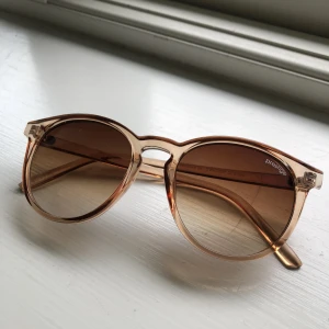 Solglasögon - Solglasögon från prestige. Ljusbruna/orangea med mörkt glas. Knappt använda. Köparen står för frakten.