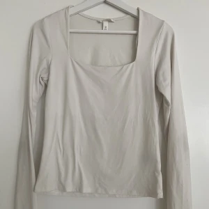 Topp från H&M - Säljer denna top från hm eftersom den är för stor och inte kommer till användning. Jättebra skick och använd en gång. 😚