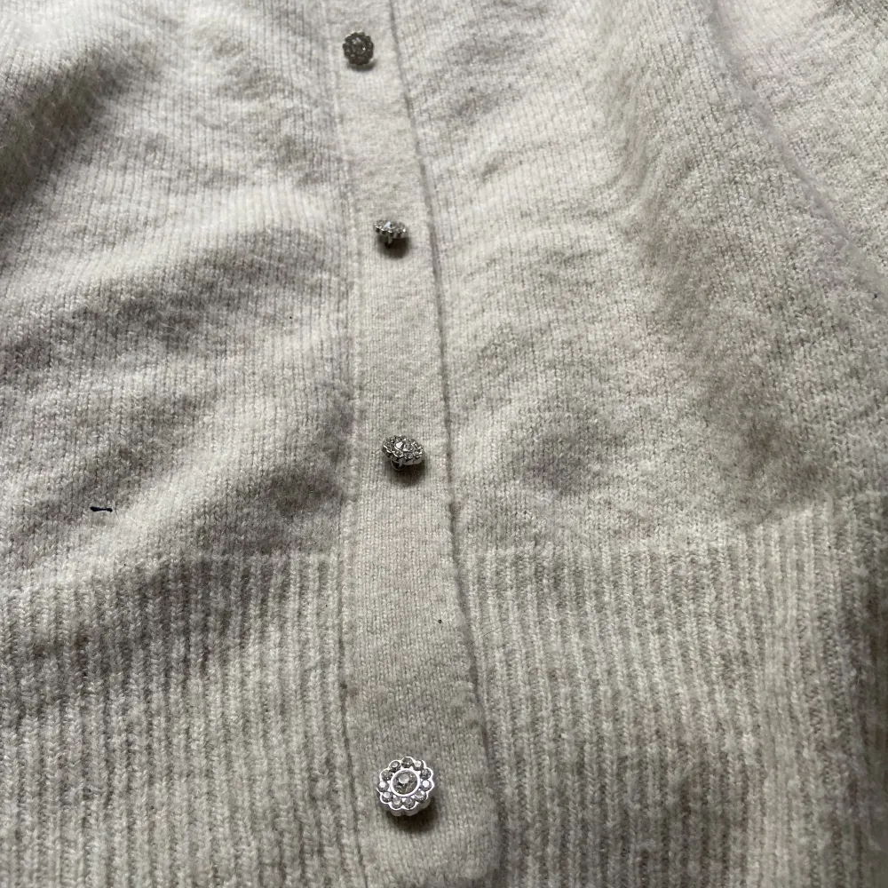 Hel och ren tröja, använd ett par gånger men inget man märker utom att den blir lite knottrig. 52% polyester. Stickat.