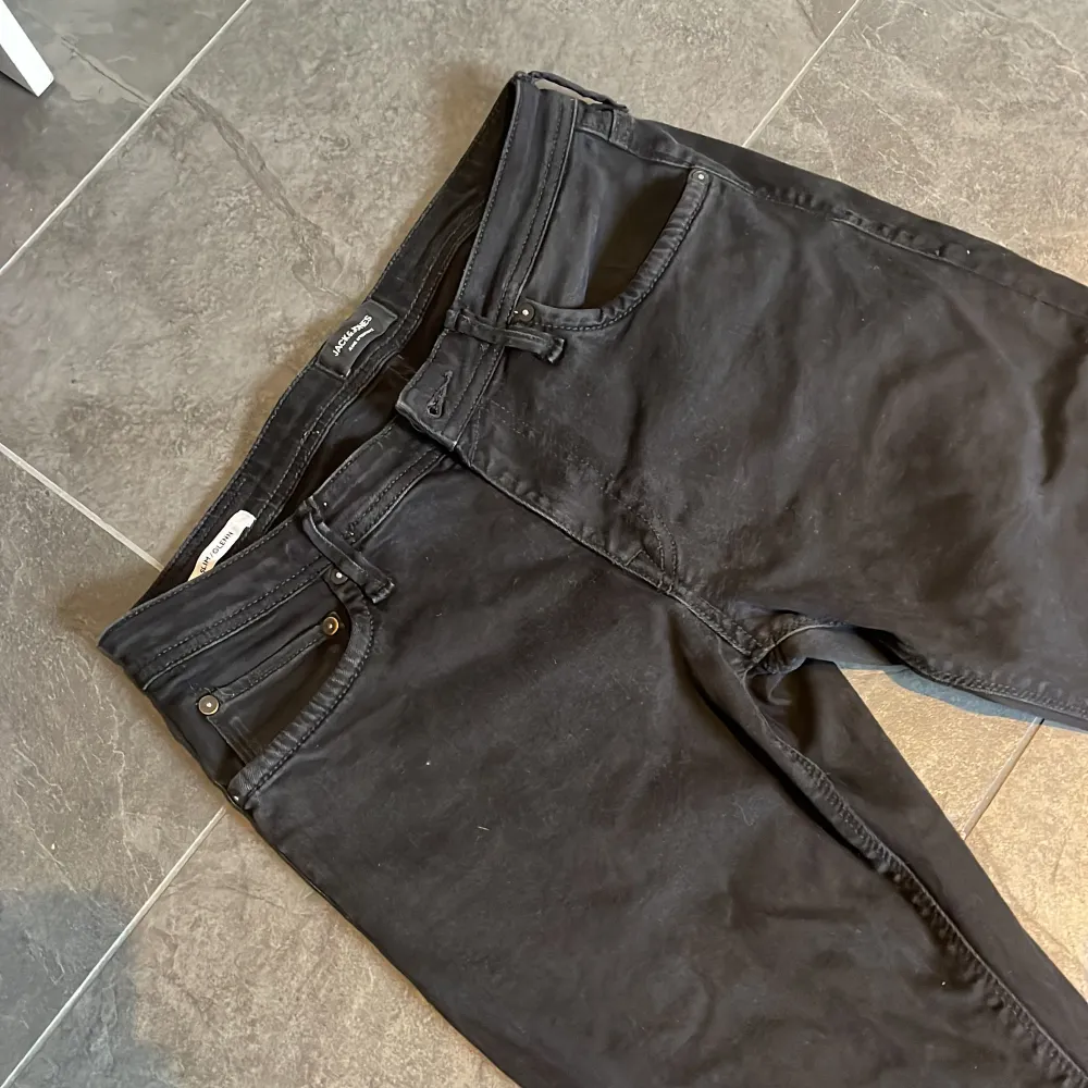 Svarta jeans från Jack & Jones i modell Glenn, storlek 32 midja 34 längd (32/34) nypris 899 kr, skick 8/10 Mitt pris 149 kr+frakt. Jeans & Byxor.
