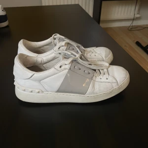 Valentinoskor - Blev scammad på 2800kr på dessa valentinoskorna. Dem är jätteslitna och hon hade bilder på helt nya. Dem är dessutom för stora för mig så typ storlek 39/40 skulle jag säga. Tänker om någon vill ha dem som krök-skor typ eller kan fixa till dem