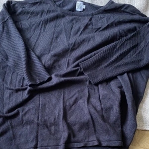 Långärmad svart tröja - En sjön, lite kortärmad, svart tröja i storlek L.❤️ Bara att ställa frågor, kan självklart diskutera pris och köparen står för frakt 🤗