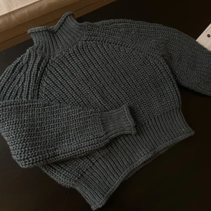 Mörkgrön stickad tröja - Köpt på Hm, grovt stickad så tjock och mysig. Storlek M men passar XS-M beroende på hur den ska sitta