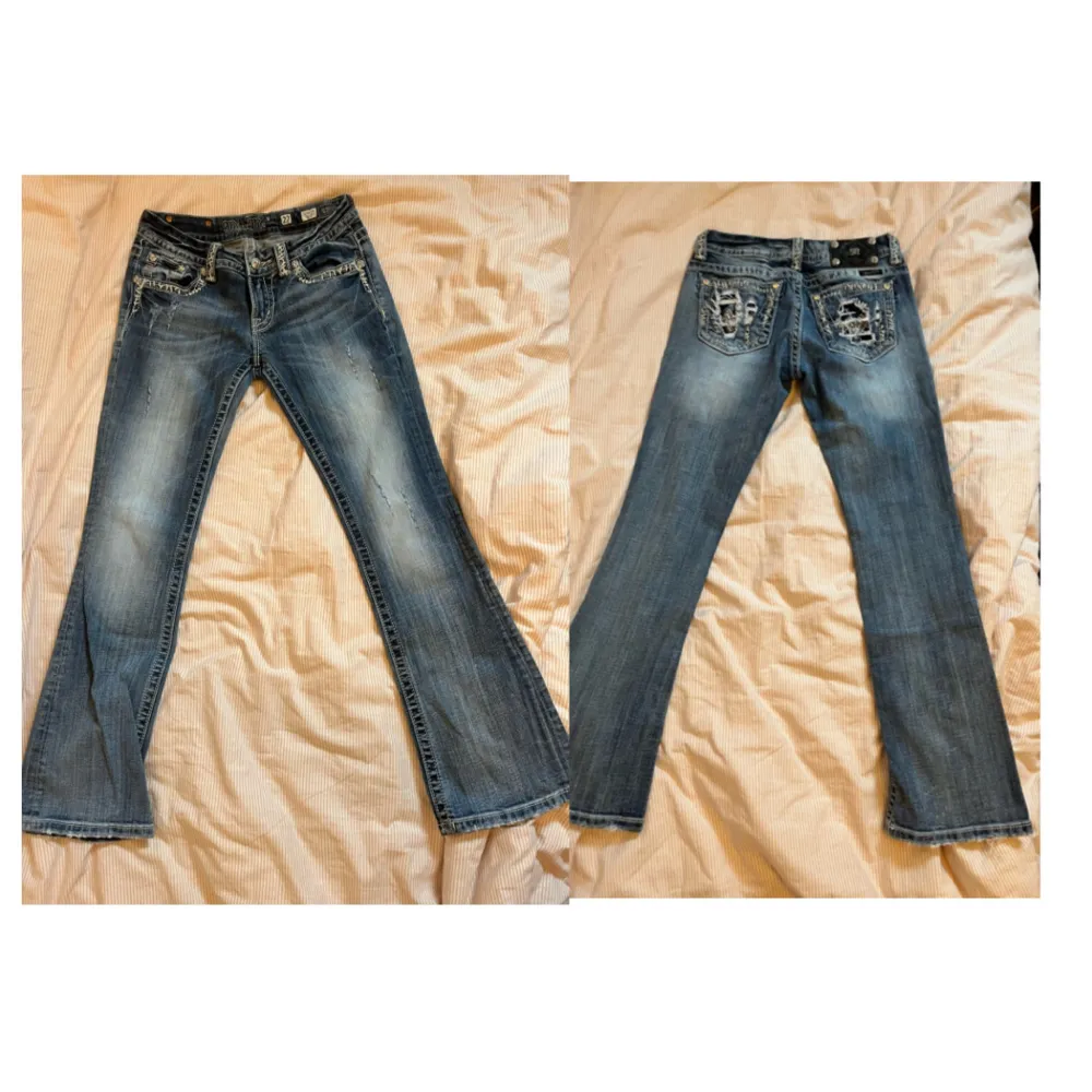 Supersnygga Lågmidjade bootcut jeans från miss me. Midjemått 38cm (tvärs över, höft till höft) innerbenslängd 78/79cm. Orginalpriset är runt 1300, men de säljs inte längre 💛Sitter bra på mig som har s. Jag är ca 172cm lång 💛. Jeans & Byxor.