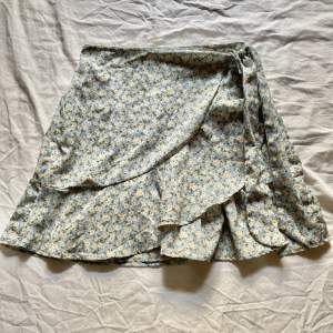 En supergullig kjol från shein därav priset men aldrig använd 💓 resor på baksidan!