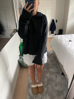 Lisa yang kaschmir hoodie  - Perfekt nu till hösten en svar/grå kaschmir tröja med luva. Storlek 2. Boxig i modellen med lite vidare armar, sjukt snygg. Den är lite nopprig men det är väldigt vanligt med kaschmir bara att noppra av. Orgpris 4700kr