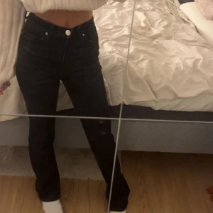 Jeans  - Svarta jeans från Lindex som är i helt okej skick. Jeansen är i urtvättat svart o är i stretchiga material💕