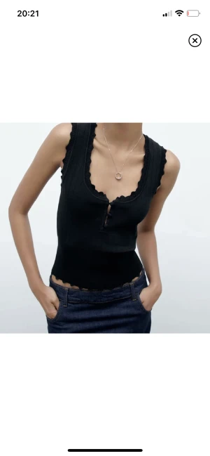 Zara topp - Säljer denna fina topp från zara som är nästintill oanvänd. Kan skicka egna bilder vid intresse❤️