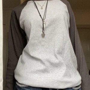 Tröja  - Snygg långärmad svart och grå tröja, köpte för länge sen men den har tyvärr inte kommit till användning så mycket. Säljer för 100kr 💓