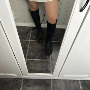 Höga boots - Höga boots, endast använda 1 gång Pris kan diskuteras