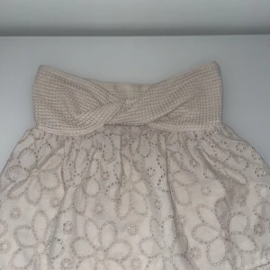 Vit topp - Gullig topp från SHEIN som är en dupe av Zaras topp🤍 Aldrig använd, storleken var inte rätt för mig. Priset kan diskuteras vid snabb affär!