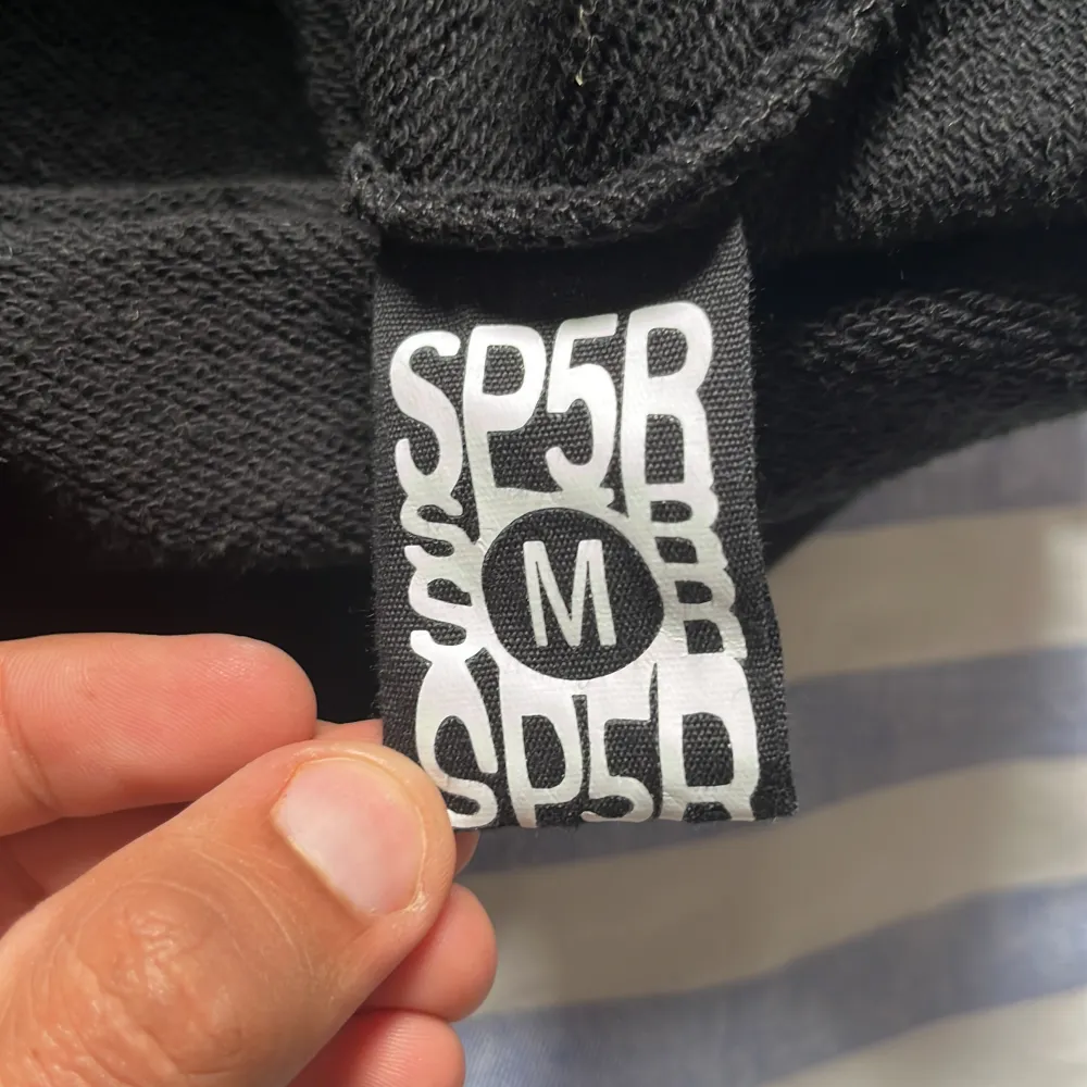 Säljer min Äkta Sp5der hoodie eftersom jag aldrig använder den  St M  Passar L också. Tröjor & Koftor.