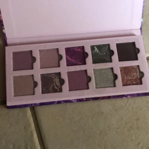 MUA ögonskugga  - En palett med jättefina olika färger och jag har inte använt den.  Ev har jag testat den men kommer inte ihåg. 