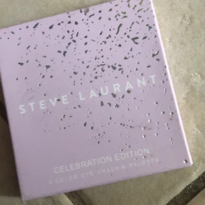 Steve Laurent  - En palett m ögonskugga som jag inte använt.  Ca 6x6 cm med en spegel. 