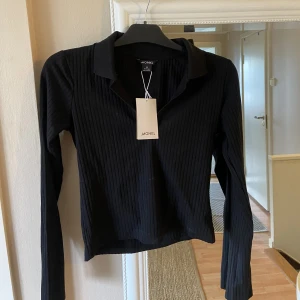 Monki tröja - En ”ribbad” tröja från Monki med krage aldrig använd lappen sitter kvar
