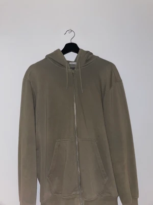 Weekday hoodie - Hoodie med blixtlås. Tröjan är i bra skick då den knappt är använd Strl M