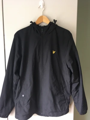 Jacka - SLUTSÅLD ÖVERALLT Lyle & Scott skaljacka 8/10. Priset kan förhandlas. Ny pris 1000