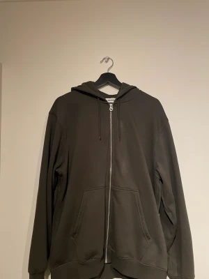 Weekday hoodie - Hoodie från weekday med blixtlås. Tröjab är i bra skick. Lite stor i storleken passar L