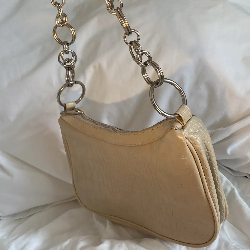 Superfin väska som passar många stilar. Den är beige och är gjord av fejkskinn 💗 vacker att ha på axeln . Väskor.