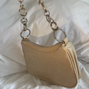 Väska - Superfin väska som passar många stilar. Den är beige och är gjord av fejkskinn 💗 vacker att ha på axeln 