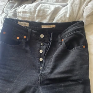 Levis jeans - Svarta Levis Ribcage  Strl 28  Bra skick men använda