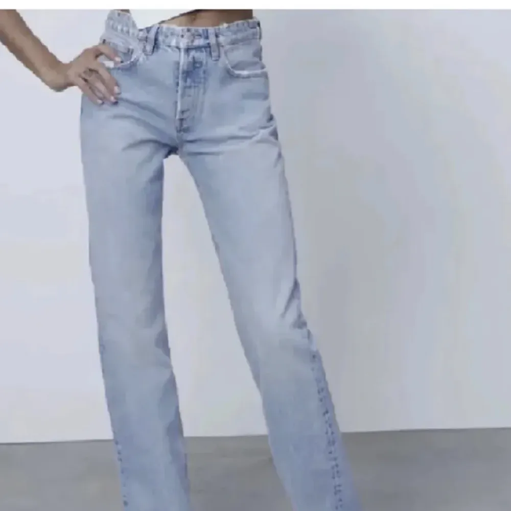 Fina midrise jeans från zara, är 170 ungefär och dom sitter superbra i längden.💕. Jeans & Byxor.