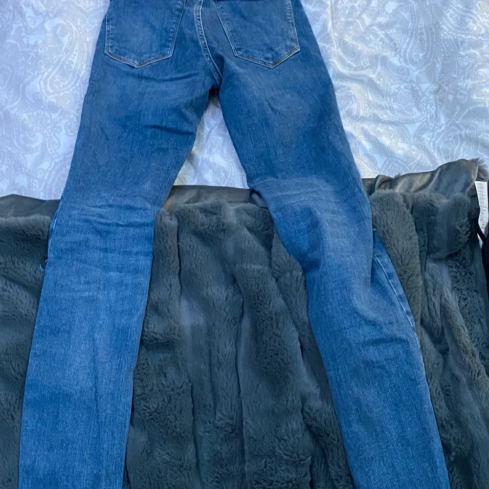 Jeans med hål  och köpte väll dom för 2 år sen och dom har använts lite då och då och då men inte mycket men på senaste året har de bara legat så säljer dom , dom är i bra skick . Jeans & Byxor.