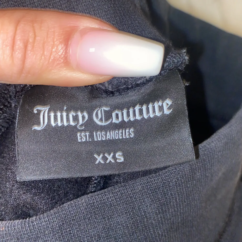 säljer svarta juicybyxor storlek xxs men passar xs/s mycket bättre. sparsamt använda. pyttelite upptrampat längst ner men annars i fint skick. säljer pga att dem är för stora och därför ej kommer till användning💗. Jeans & Byxor.