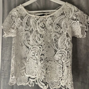 Topp - Jättesöt vitt spets topp, nästan aldrig använd och bra kvalitet💕 Skriv för mer bilder!