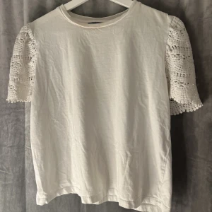 T-shirt  - Jättefin tröja med detaljer vid armarna, använd max tre gånger och superbra kvalitet💕 Skriv för mer bilder!
