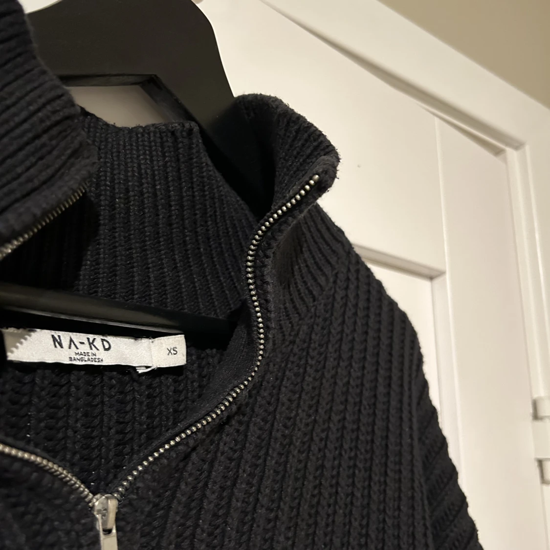 Svart stickad tröja med dragkedja  - 90