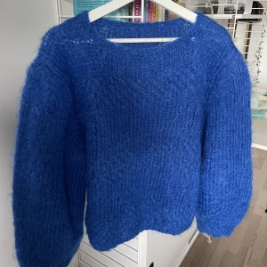 Blå stickad tröja - En fin, blå stickad tröja inför hösten💙 Egengjord & bra skick!! Skriv om ni har några frågor eller vill ha fler bilder.