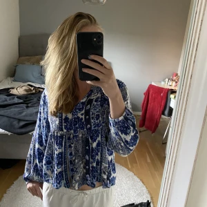 Blus! - Säljer denna fina blus då den inte kommer till användning 💞 Köpt secondhand men inga defekter! Storlek Xs men funkar till en S också 💞