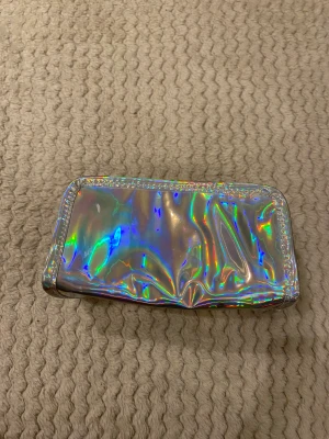 Necessär  - Silvrig necessär kommer inte till användning 