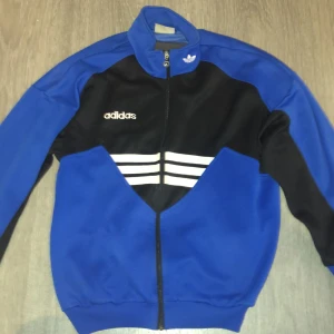 Adidas kofta  - Bra kvalitativ tröja, oversize