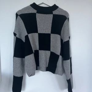Stickad tröja - Stickad tröja i rutigt mönster som är andvänd ett fåtal gånger.