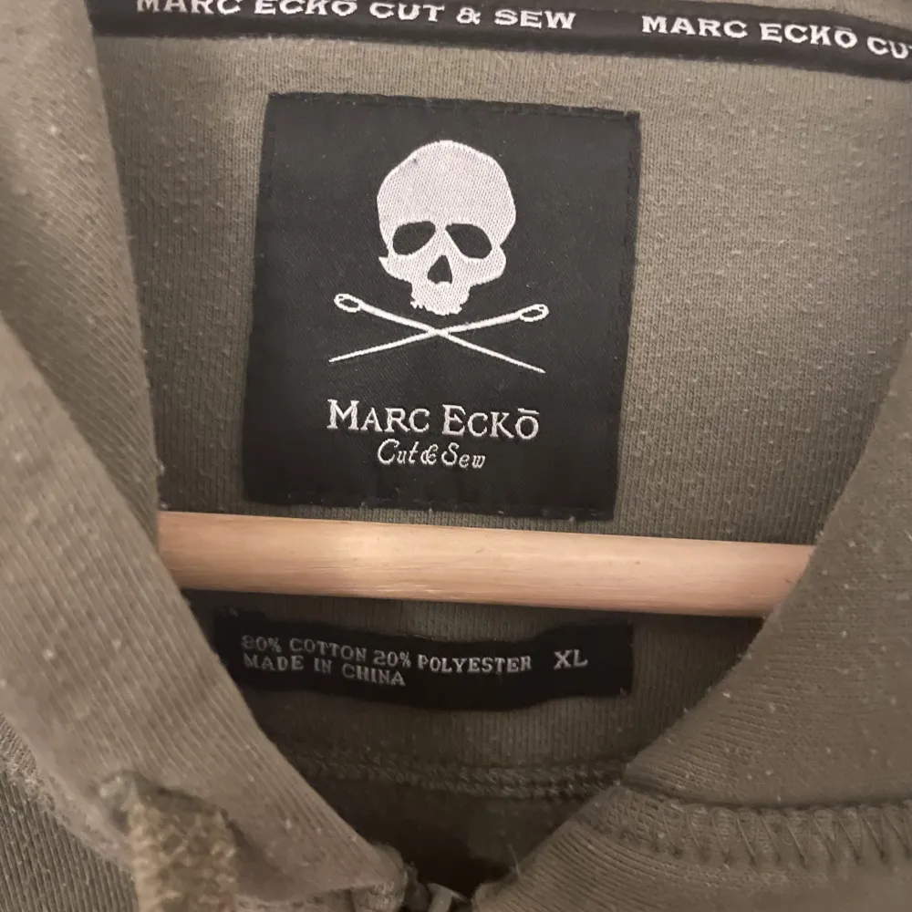 Marc eckō hoodie med dödskalle, strlk XL, lite nopprig men har några år på nacken 😜 annars mycket bra skick!. Hoodies.