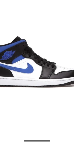 Jordan 1 mids  - Jordan 1 mid racer blue. Använda i ungefär 1 år. Det är bra cond på skorna och jag tvättar dem via köp. Skorna passar till allt och är perfekta för alla årstider! 