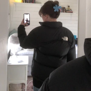 The North Face jacka - Säljer den eftersom att den inte kommer till användning, bra skick, köparen står för frakten. Skriv för fler bilder. Den är Junior L men passar som en Xs