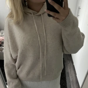 Stickad hoodie  - Stickad hoodie från Lindex, väll andvänd lite nopprig💕