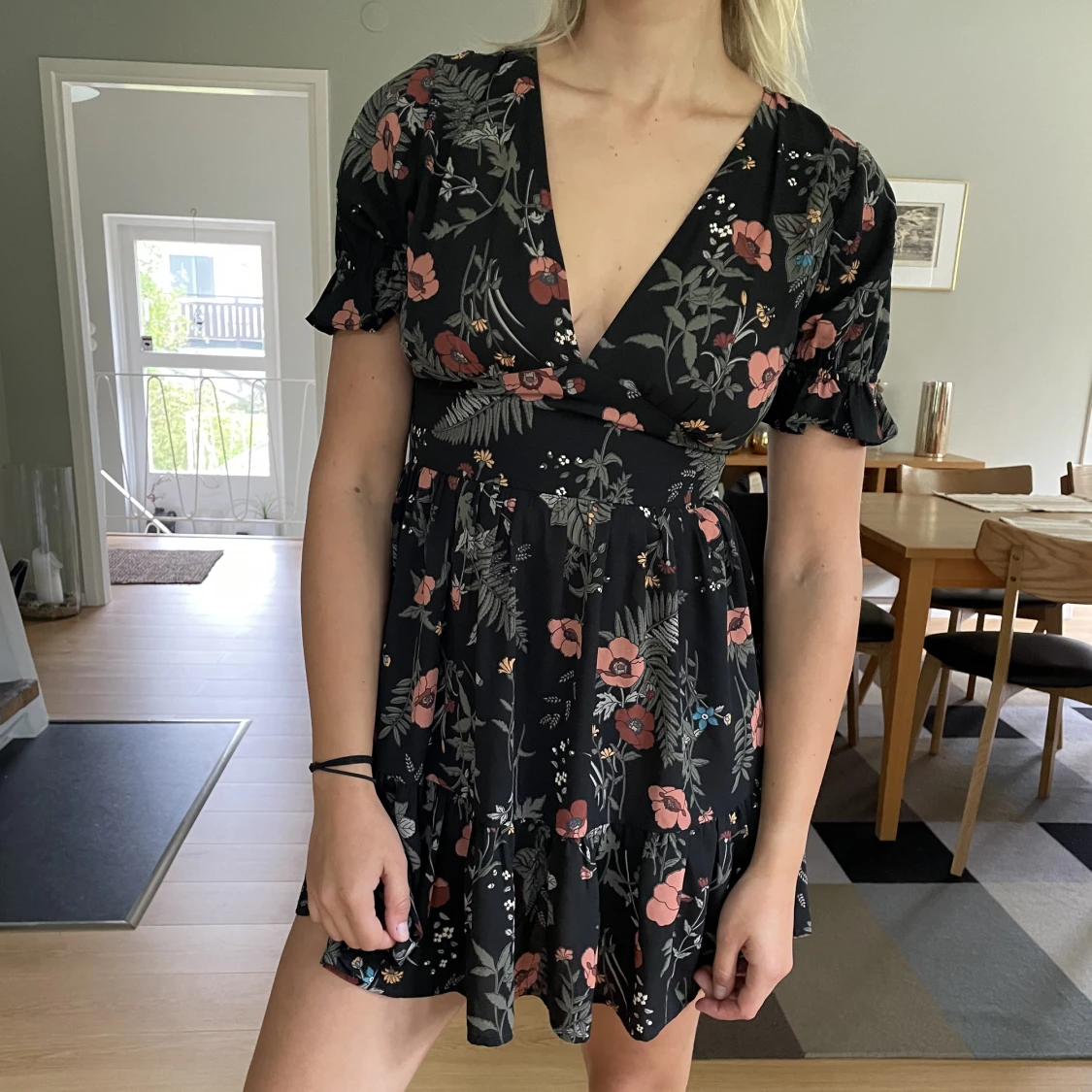 Blommig klänning öppen rygg