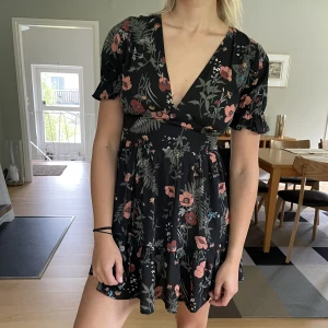 Blommig klänning öppen rygg - Superfin blommig klänning med öppen rygg som jag köpte i San Fransisco! Åt det kortare hållet men funkar för mig som är 167cm.   Kan mötas upp i Stockholm eller posta :)