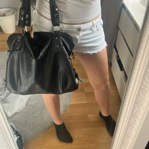 Svart handväska - Snygg och rymlig väska i nyskick! Perfekt som skolväska💗👌🏼40cm lång och 28 cm hög