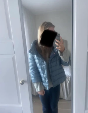 Herno jacka - Lägger upp min herno jacka igen, den är i ny skick och har en superfin ljusblå färg.