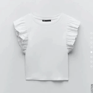 Zara topp - Säljer denna volang topp från Zara i färgen vit, har använt den 2 ggr och är i bra skick💕Den är i storlek L men passar också M,S. 