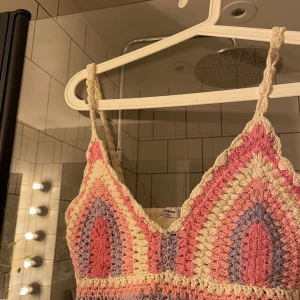 Virkad croptopp - Så fin topp i virkad stil som är köpt har på Plick men som tyvärr var för liten. Superfina färger och stretchig där bak. Väldigt söt!