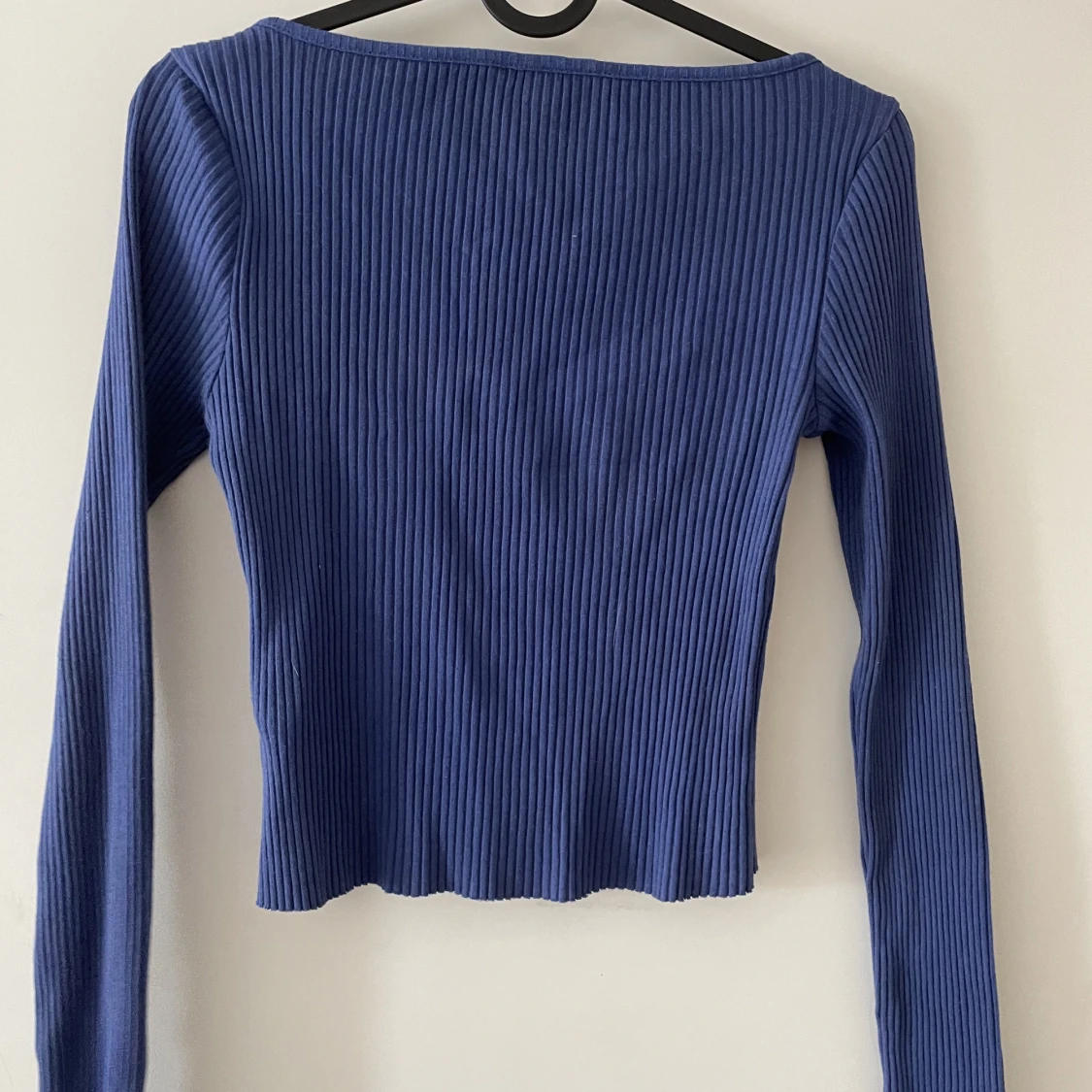 Blå topp med fyrkantig urrigning  - 90