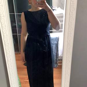 Superfin balklänning som köptes på sellpy för 150 kr ❤️❤️ använde den aldrig då jag hittade en annan. Klänningen har väldigt bra skick och ser i princip ny ut. 🌸🌸
