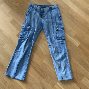 Blåa jeans utan fickor - Köpte dehär jätte snygga jeansen för 1 år sen men de passar inte längre. priset kan diskuteras 